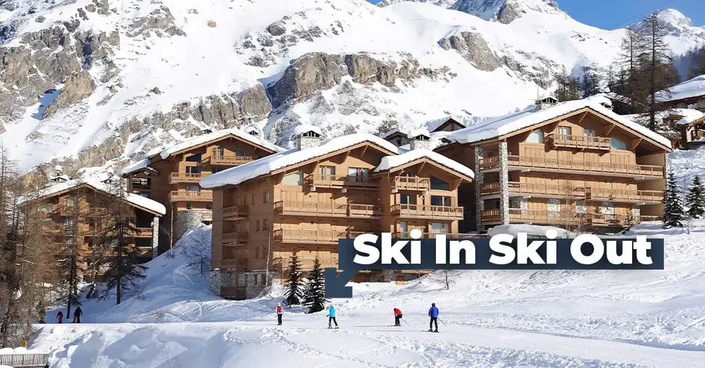 Pemain ski bermain ski di sebelah hotel dengan ski di ski out
